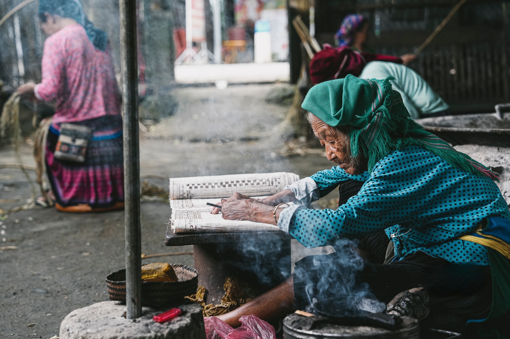 Visit Lung Tam weaving village – watch H’mong women hand-craft hemp textiles