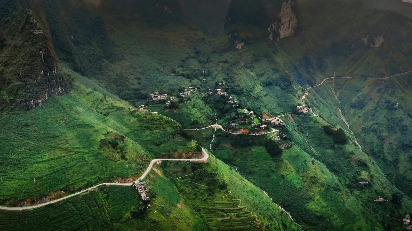 Visit Can Ty Pass, Tham Ma Pass, Pho Cao village, and Lung Cam cultural village.