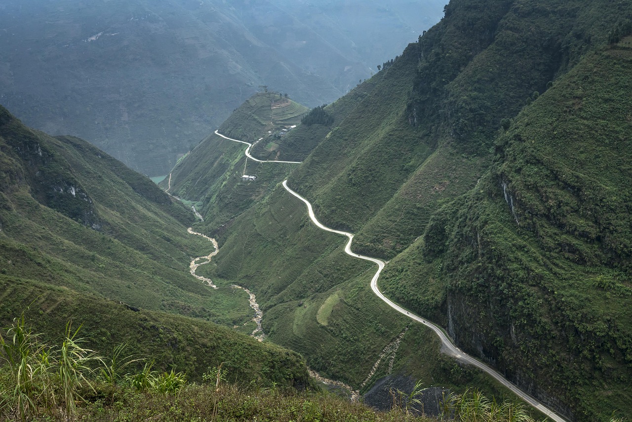 Lunch en route, then explore the iconic Ma Pi Leng Pass and Happiness Road - Optional boat trip on Nho Que River to admire Tu San Canyon, the deepest gorge in Southeast Asia.