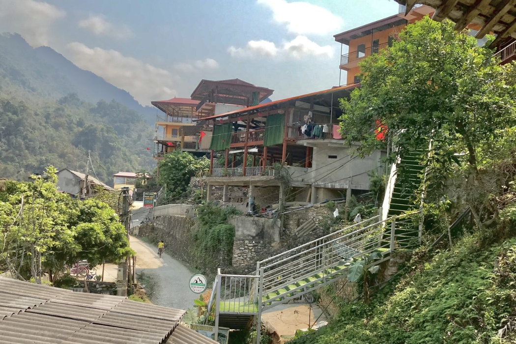 Overnight at Pac Ngoi Village by the lake