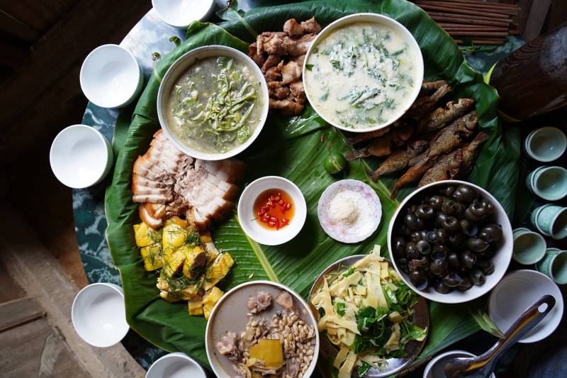 Lunch on the way to Ba Be lake